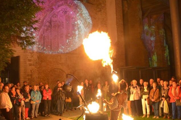 vuurshow vuuract vuurtheater vuuranimatie steltloper vuurspuwer straatanimatie